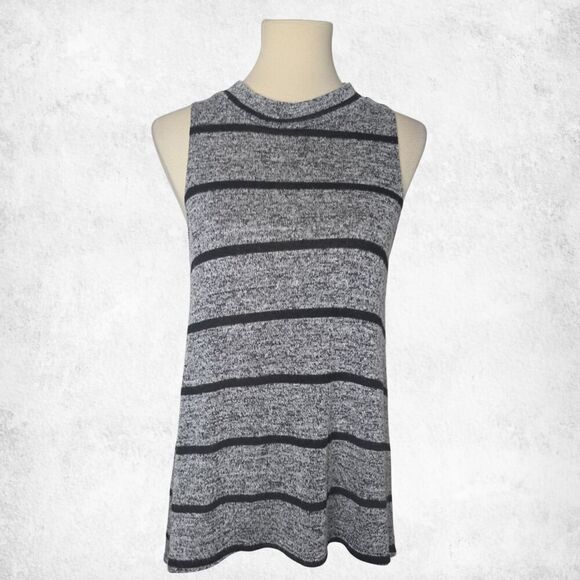 R2D Tops - Gray Striped Knit Tank Medium Keyhole-Back Sleeveless Soft Heather Casual Layer